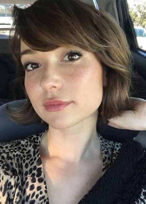 Milana Vayntrub Height Weight Body Stats Age。